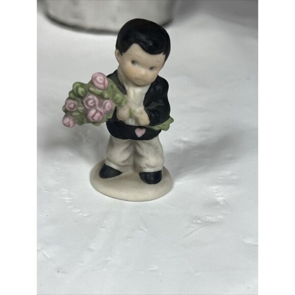 ENESCO BOY FIGURINE Flowers I KNOW‎ HOW TO WIN A HEART 487708